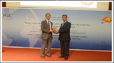 Dr Al-Haiden gives award to Carl Reed